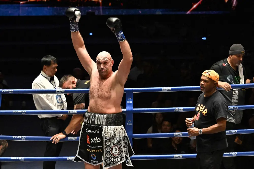 Tyson Fury levant les deux gants dans le ring